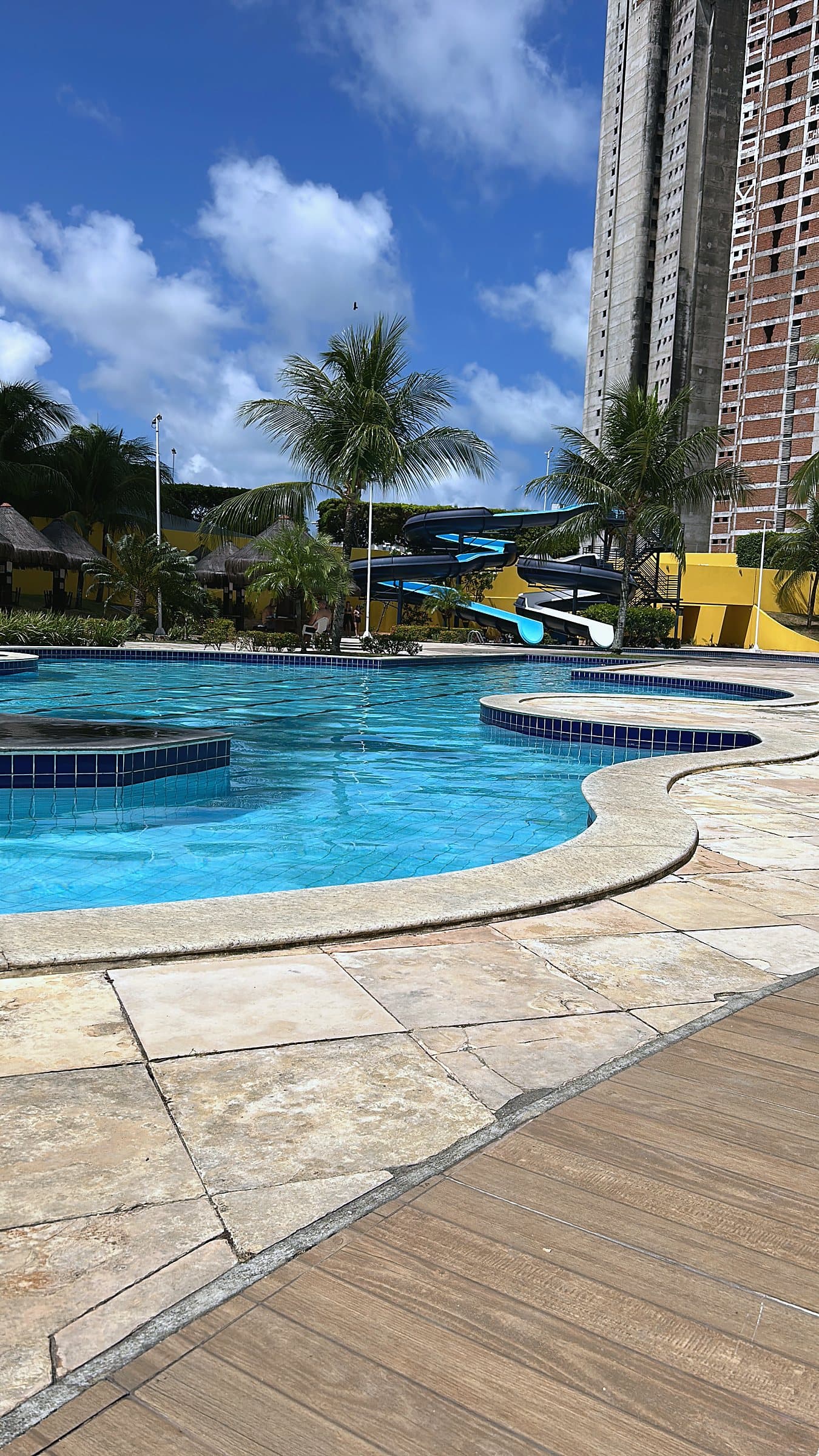 Piscina principal, com toboágua e deck ao redor