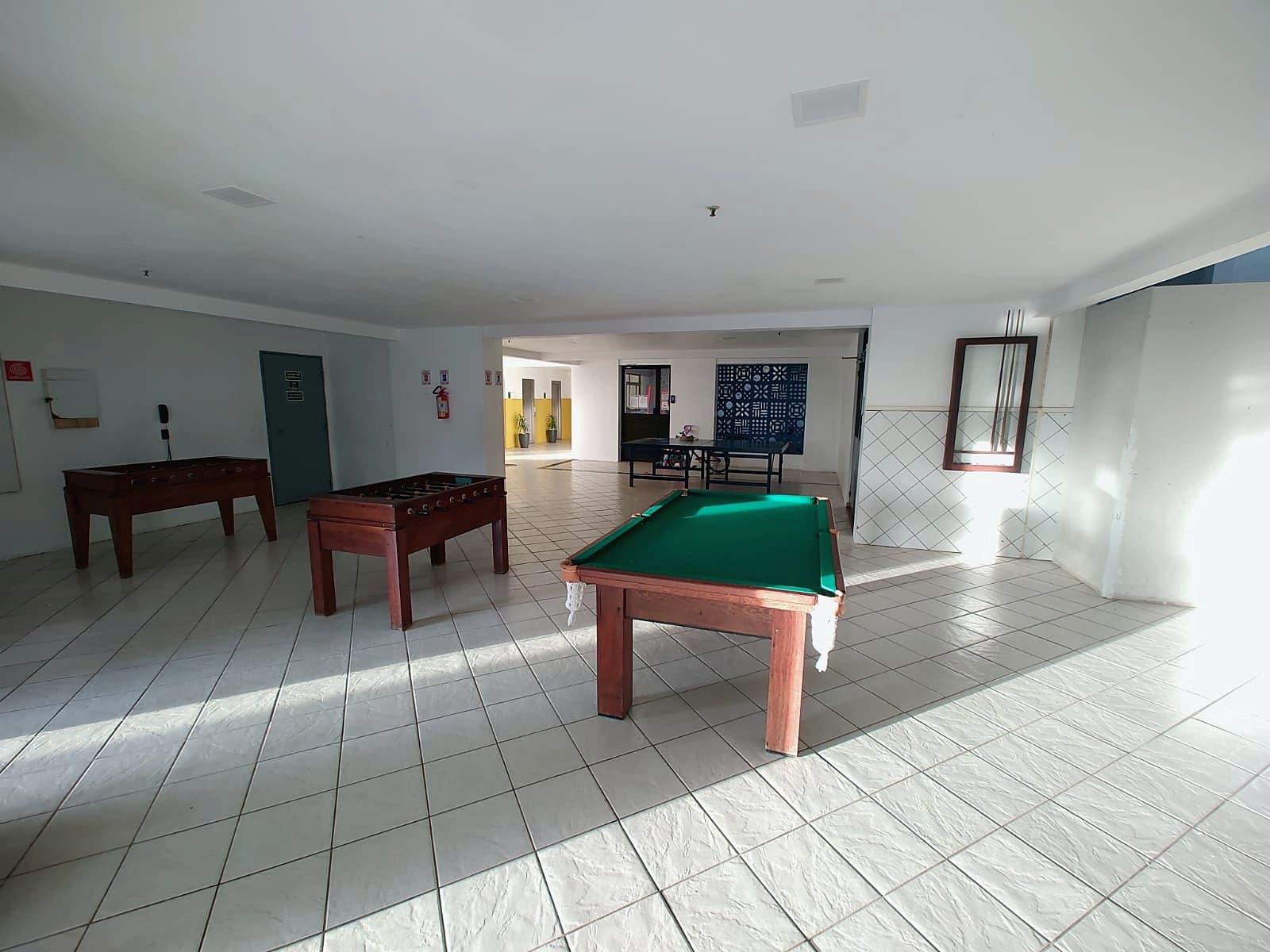 Sala de jogos: sinuca, pebolim e tênis de mesa