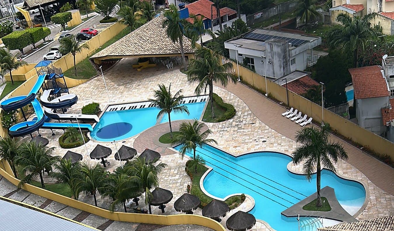 Vista aérea das piscinas do condomínio Corais de Ponta Negra, em Natal
