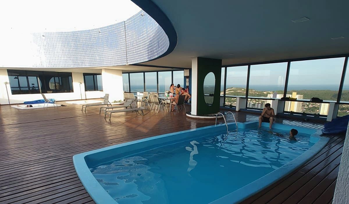 Piscina coberta do Corais de Ponta Negra, com vista para o mar